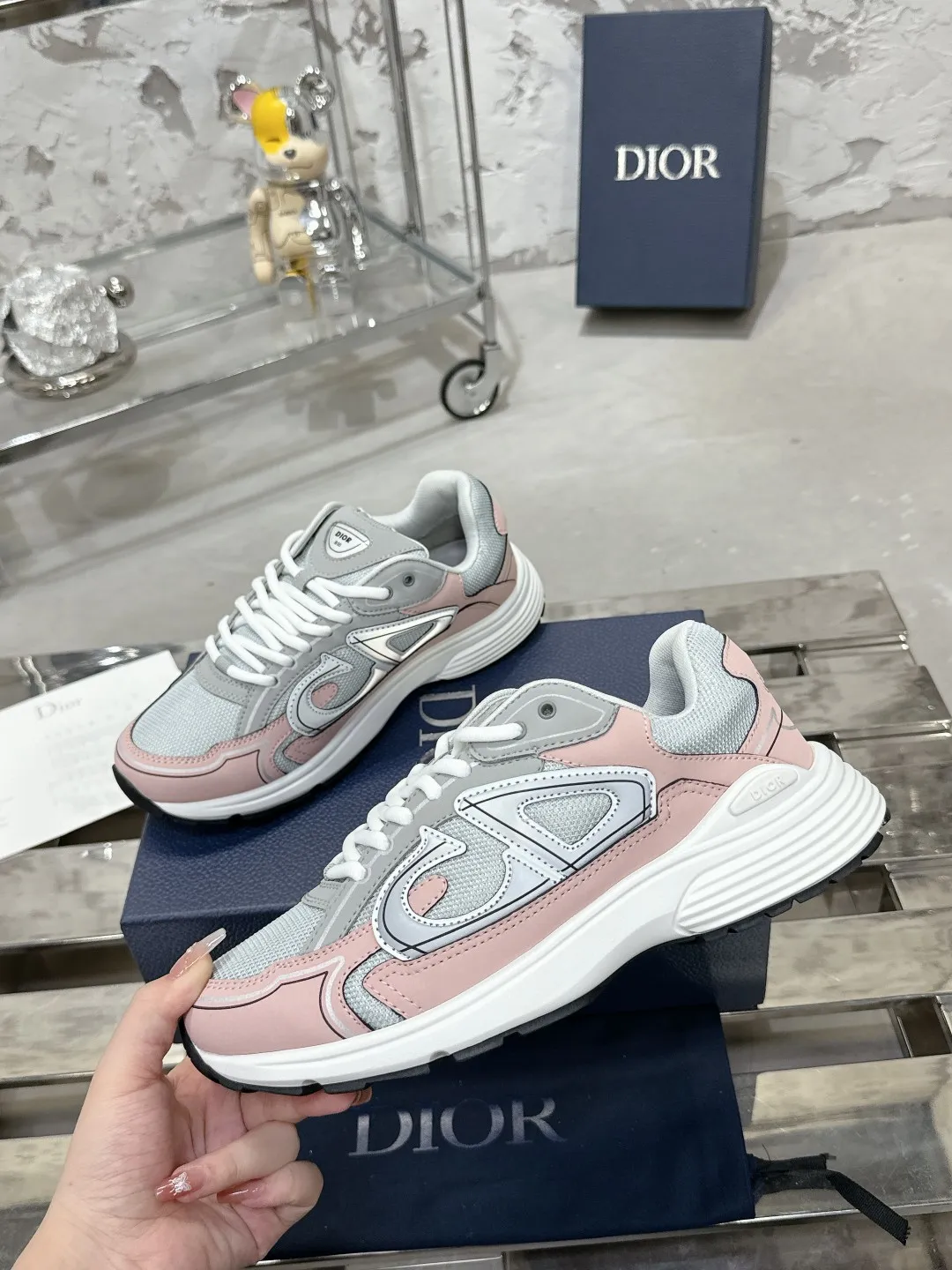 Men's men's shoes 💰600❤️❤️❤️High version Dior Dior's latest color matching B30 series reflective dad sneakers original 17380💰 purchased for development and production Brand new B30 sneakers Dad Shoes style shoes that follow the trend of the retro market The Dior logo on the tongue also indicates that this pair of shoes is the B30 model! B30 uses fine-textured leather and mesh cloth materials to form a shoe body. There are conspicuous letters CD on both sides of the shoe body to indicate identity. Many lines on the shoe body outline details to make the shoes look less monotonous and full of retro flavor. The delivery counter is exquisitely packaged🛍📦 ▪️Fabric: Original customized technical fabric + mesh ▪️Inner lining: Customized breathable lining ▪️Outsole: Original molded IP foam + TPU outsole ▪️Sole thickness: 3.5CM ▪️Size: Women’s size 35-40 / Men’s size 39-46